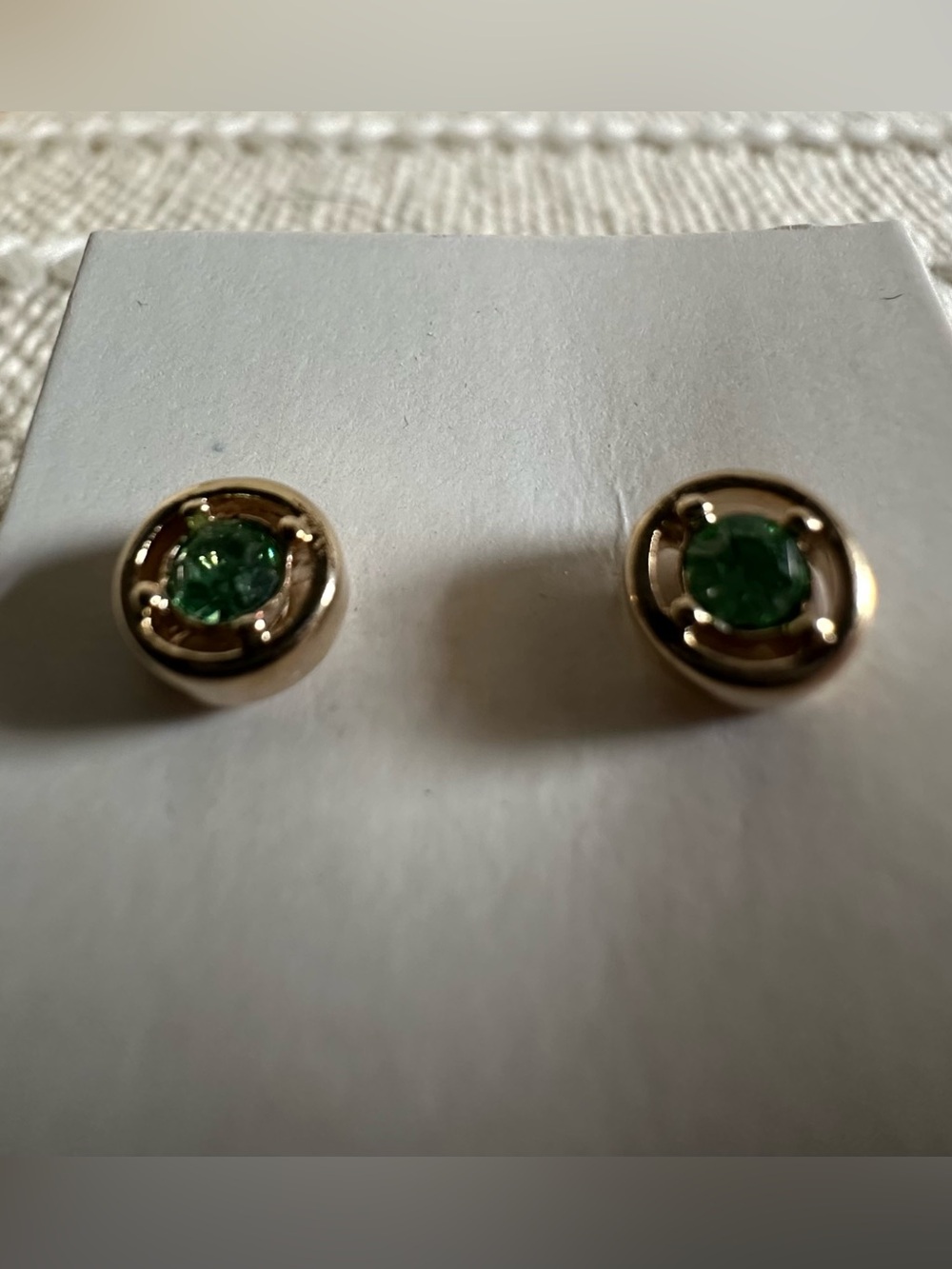 Avon Vintage 1983 Simulated Peridot Birthstone Stud Earrings - Green NIB - Picture 4 of 11